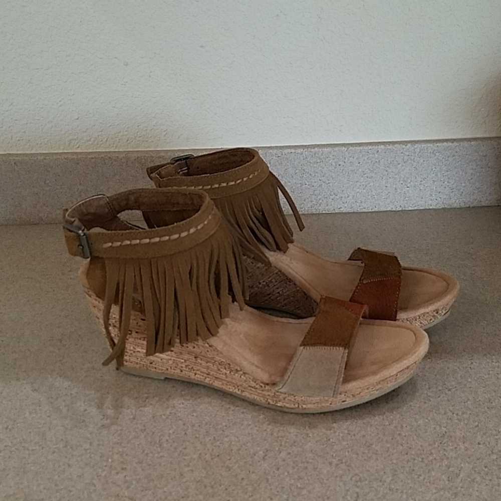 MINNETONKA 2-3/4" WEDGE FRINGED HEELS (sz 8)